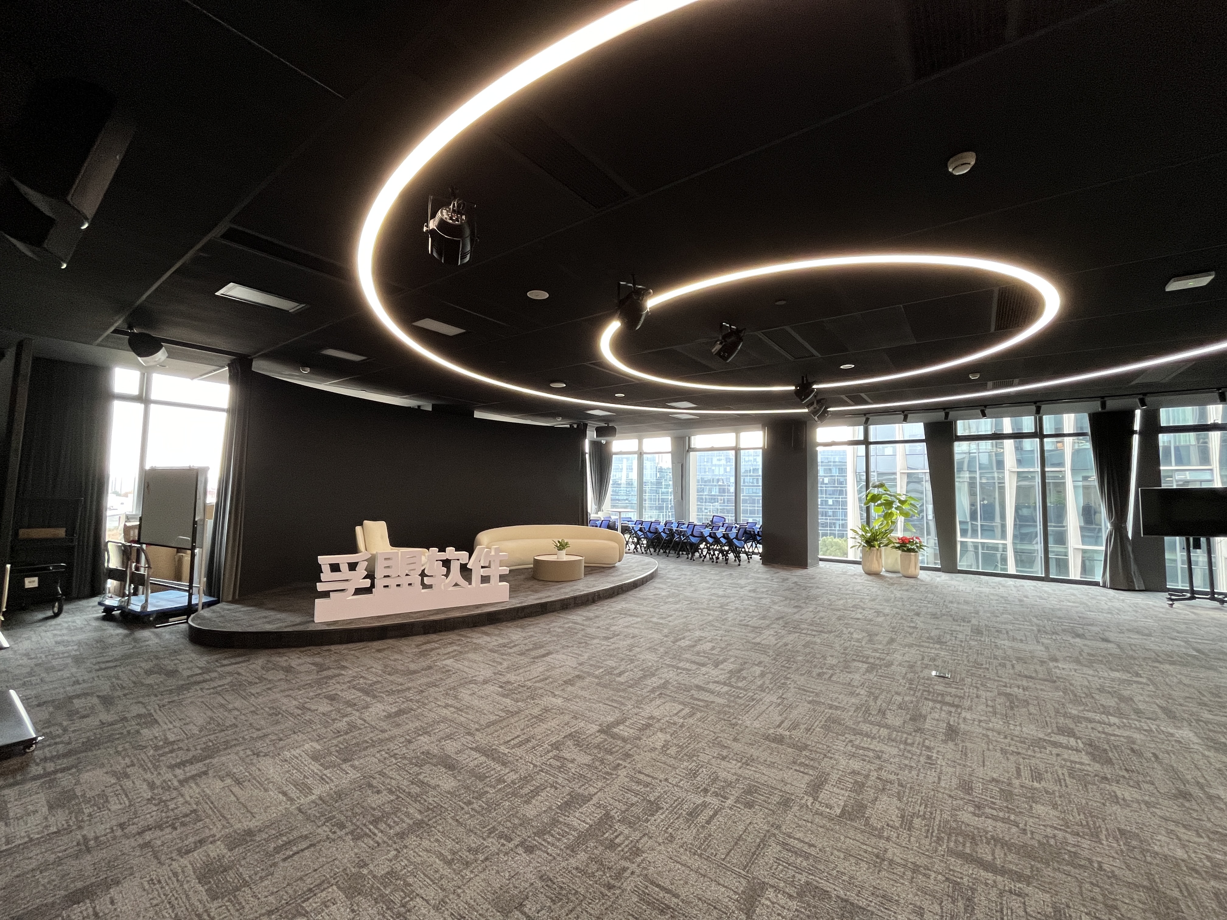 新办公室.jpg 新办公室.jpg